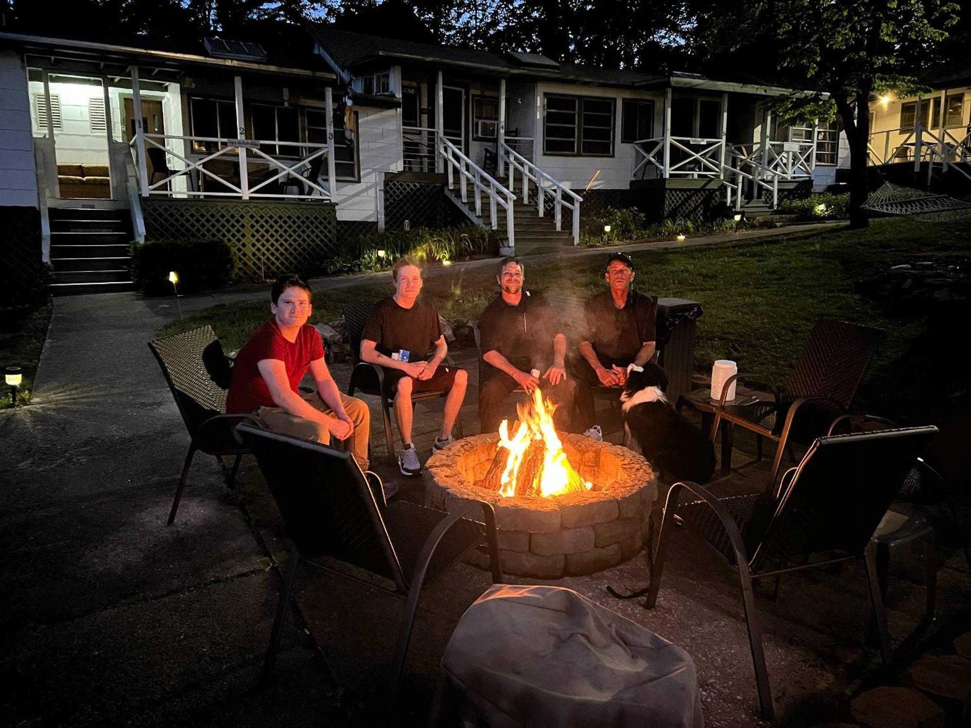 Mountain Lake Cottages ヘンダーソンビル エクステリア 写真