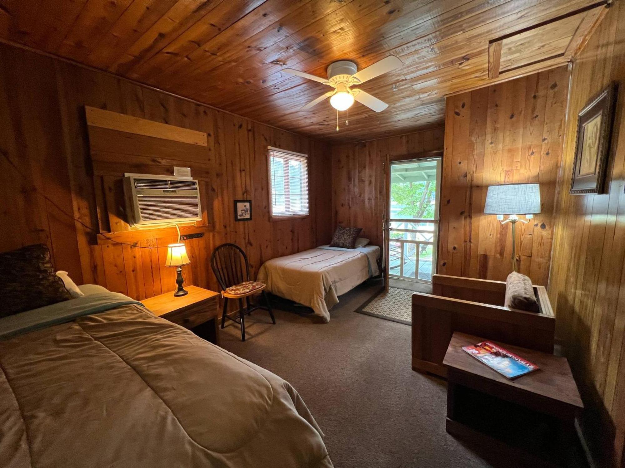 Mountain Lake Cottages ヘンダーソンビル エクステリア 写真