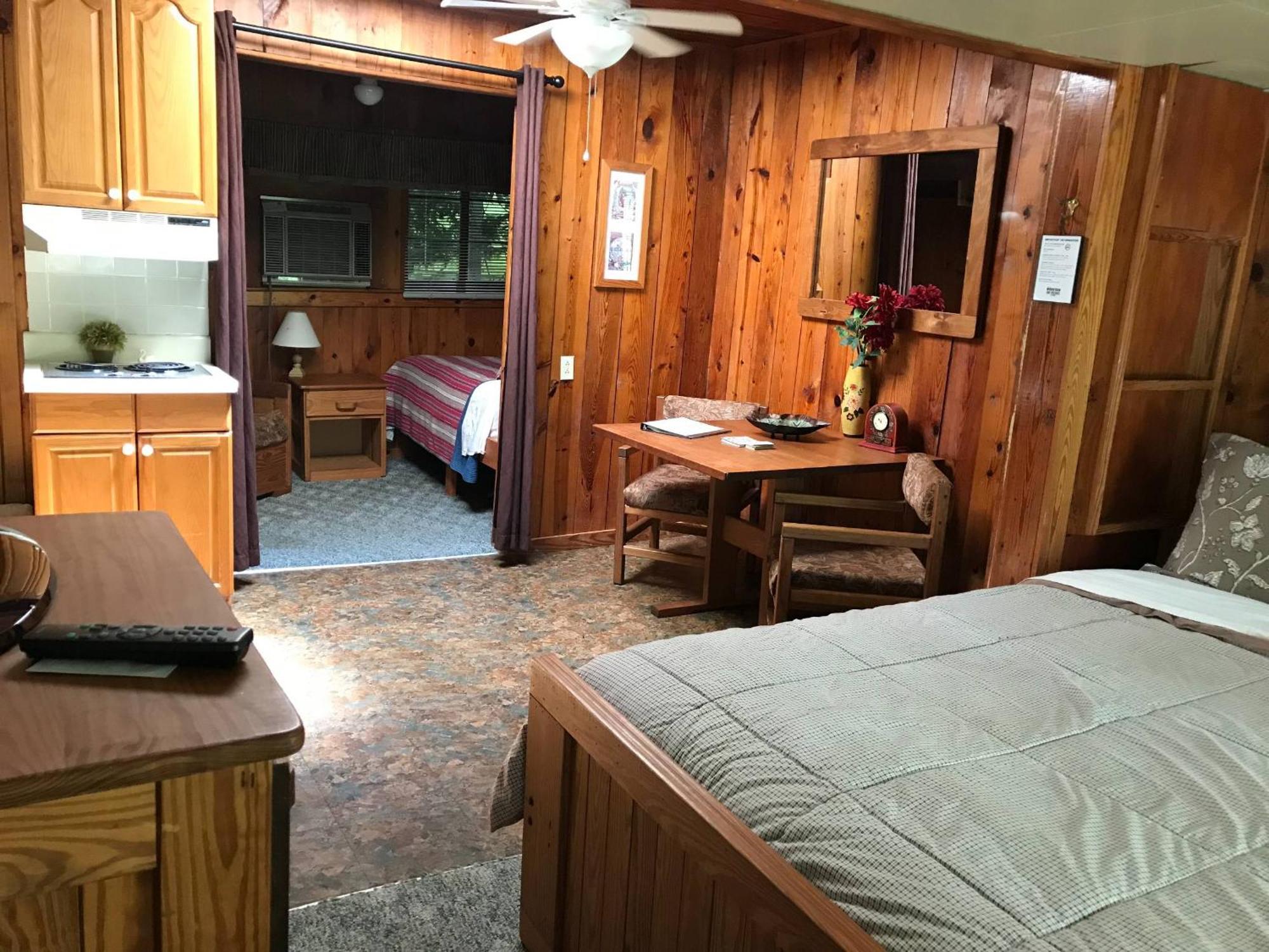 Mountain Lake Cottages ヘンダーソンビル エクステリア 写真