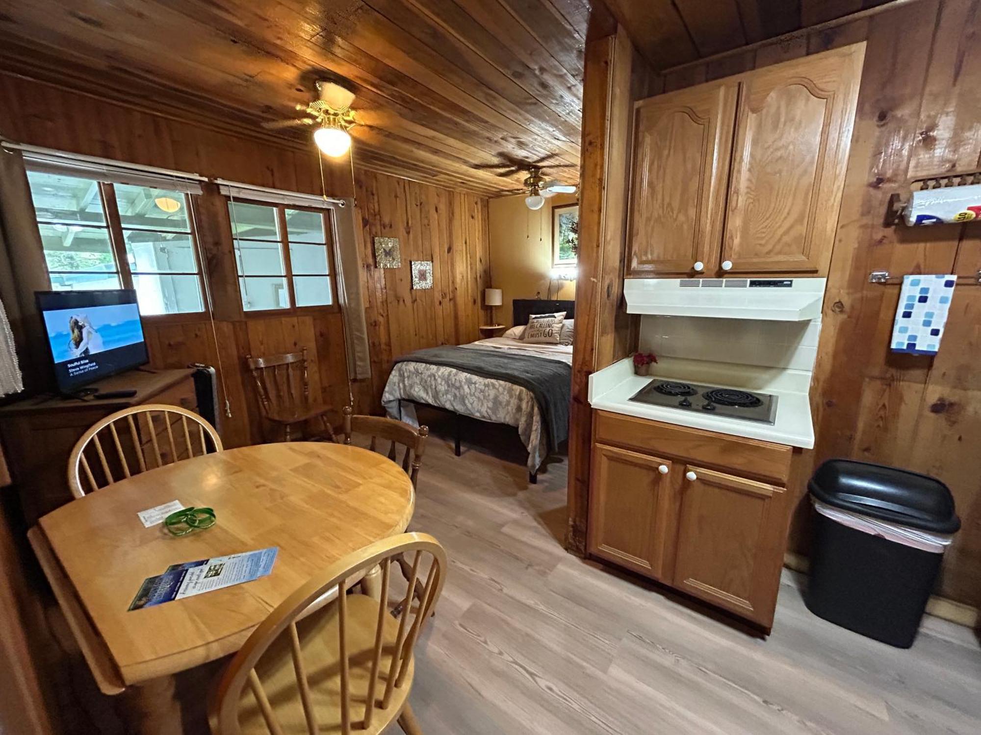 Mountain Lake Cottages ヘンダーソンビル エクステリア 写真